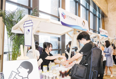 2021江門市商業(yè)發(fā)展大會舉行:推動商貿(mào)行業(yè)交流合作 全面促進(jìn)消費(fèi)升級